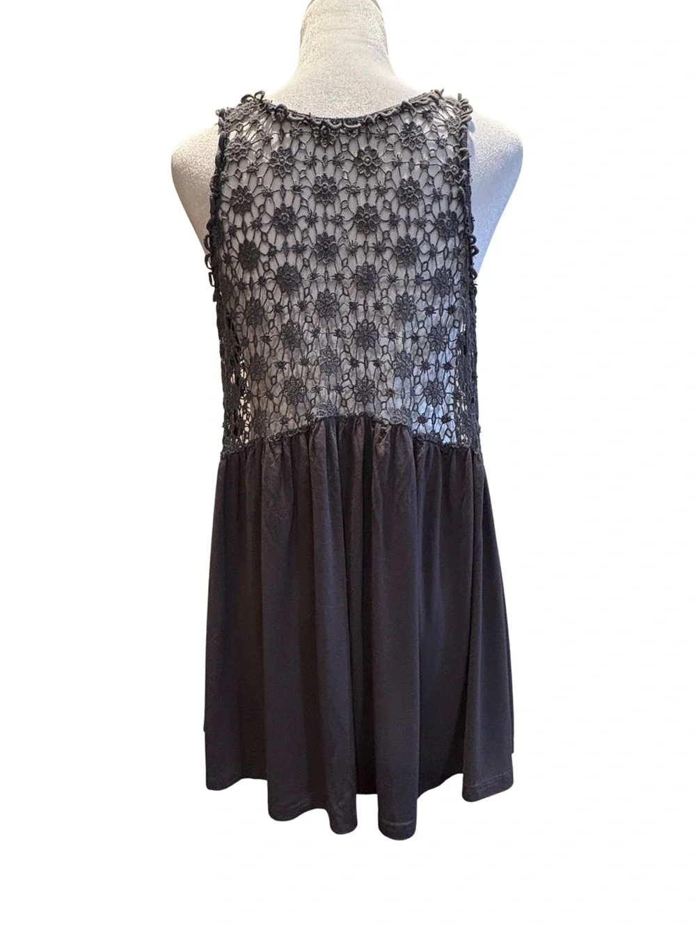 POL Gray Crochet Lace Sleeveless Tunic Tank Top Tie Front Boho Size Small